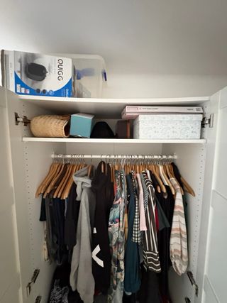 Armario blanco de madera, finales marzo- abril