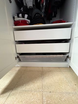 Armario blanco de madera, finales marzo- abril