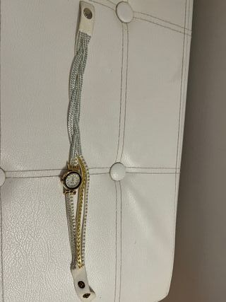 Reloj de pulsera blanco con correa larga
