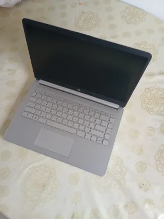 Ordenador HP Plata funcionando