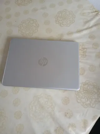 Ordenador HP Plata funcionando
