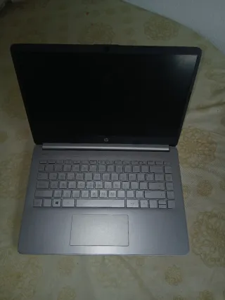 Ordenador HP Plata funcionando