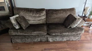 Sofá con tela marrón + y otro juego beige