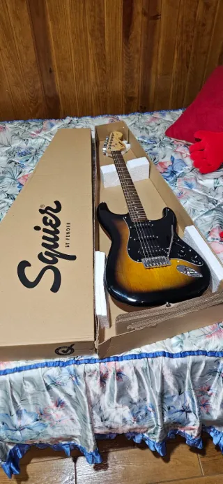 Guitarra Squier Stratocaster HSS
