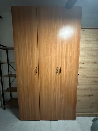 Armario de madera marrón