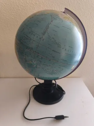 Globo terráqueo con luz