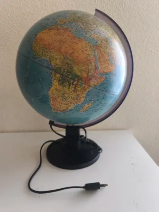 Globo terráqueo con luz