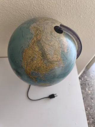 Globo terráqueo con luz