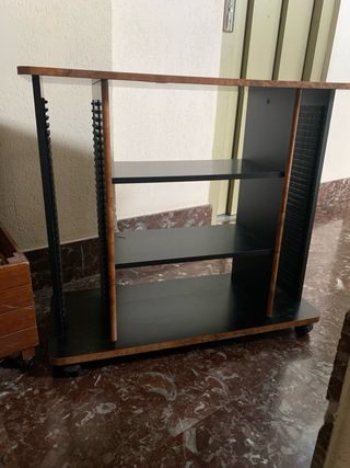 Mueble estantería negro y madera