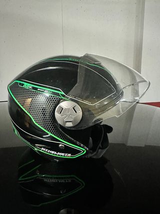 Casco MT Negro con Visera y Gafas