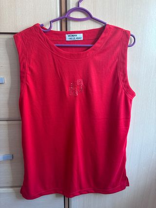 Camiseta roja sin mangas con adorno