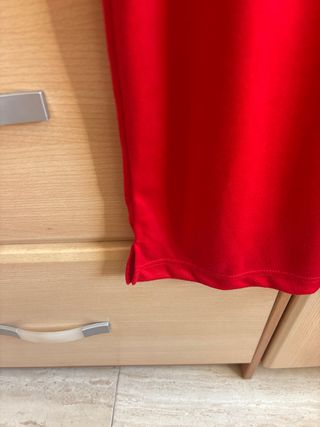 Camiseta roja sin mangas con adorno