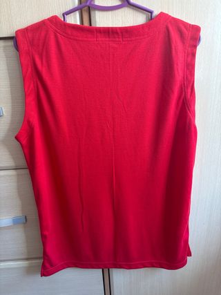 Camiseta roja sin mangas con adorno