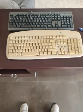 Teclados Logitech Beige y Negro