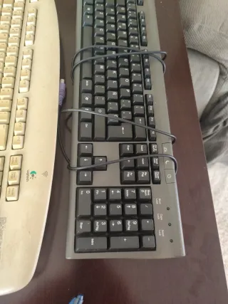 Teclados Logitech Beige y Negro