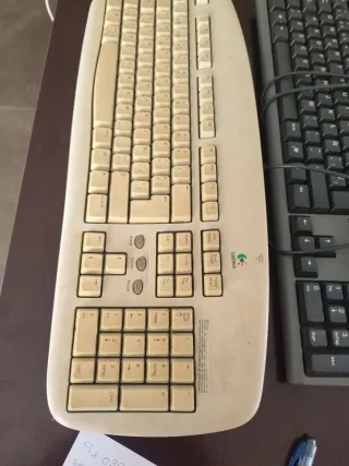 Teclados Logitech Beige y Negro