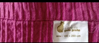 Colcha y fundas cojín color rosa y blanco