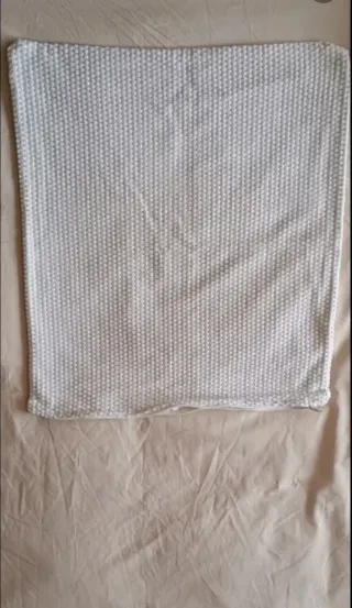 Colcha y fundas cojín color rosa y blanco