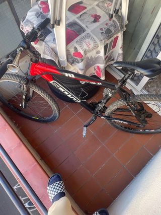 Bicicleta de montaña roja y negra