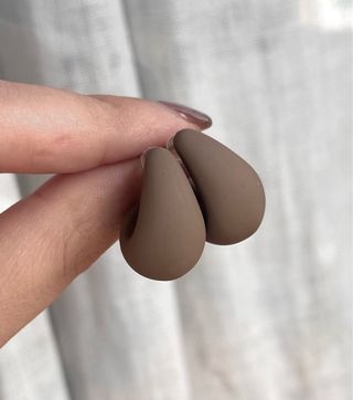 Orecchini a goccia beige/marrone