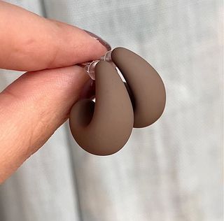 Orecchini a goccia beige/marrone