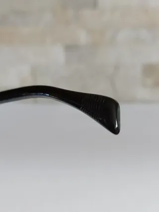 Occhiali da sole ovali oro e neri