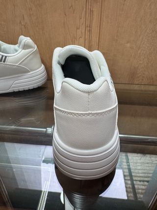 Zapatillas blancas de moda