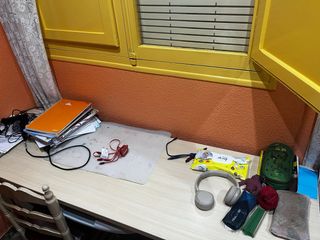 Escritorio de madera y  mide,de largo 1,70