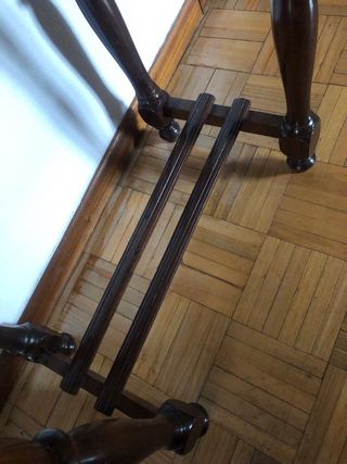 Mesa auxiliar antigua de madera