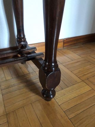 Mesa auxiliar antigua de madera