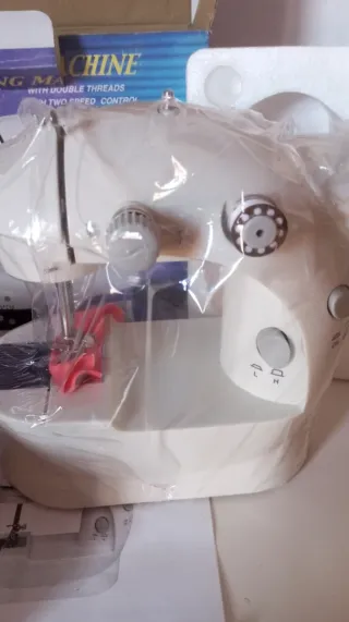 Mini Máquina de Coser Eléctrica