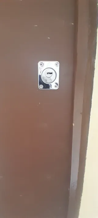 Puerta entrada piso cerradura seguridad