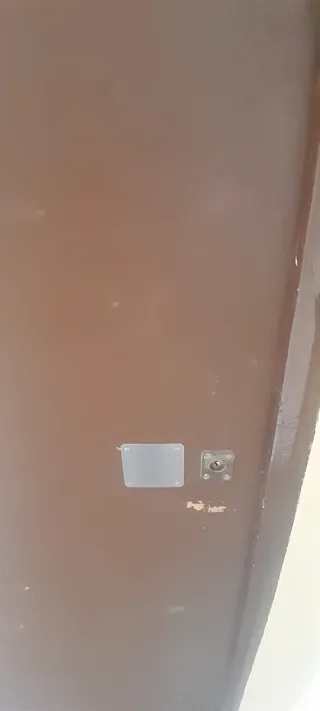 Puerta entrada piso cerradura seguridad