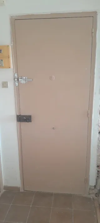 Puerta entrada piso cerradura seguridad