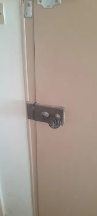 Puerta entrada piso cerradura seguridad