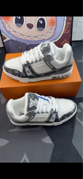 Zapatillas Louis Vuitton grises y blancas