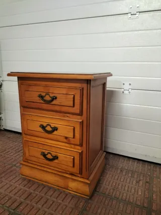 Mesita de noche de madera