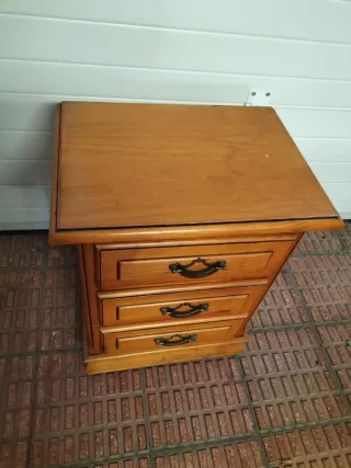 Mesita de noche de madera