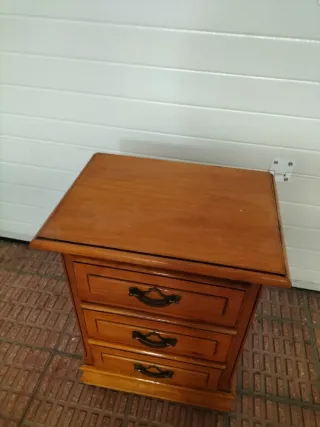 Mesita de noche de madera