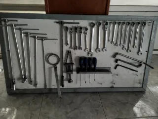 Juego de llaves y herramientas