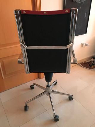 Silla de oficina ergonómica roja