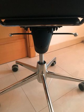 Silla de oficina ergonómica roja