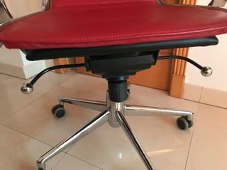 Silla de oficina ergonómica roja