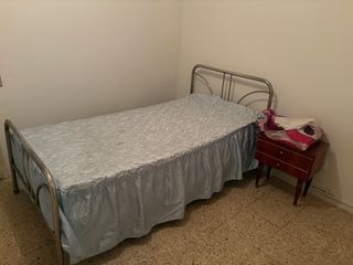 Cama y cabecero de metal antigua