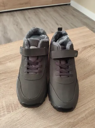 Botas de montaña/nieve grises.