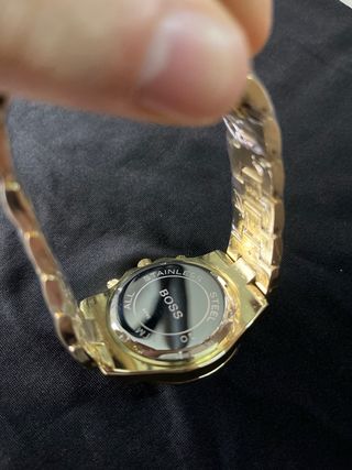 Reloj Hugo Boss Dorado y fondo negro