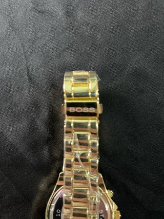 Reloj Hugo Boss Dorado y fondo negro