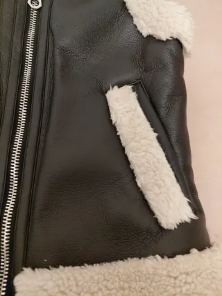 Chaleco Bershka Negro y Beige