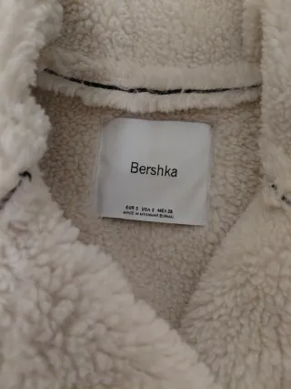 Chaleco Bershka Negro y Beige