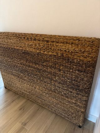 Cabecero de mimbre beige y marrón